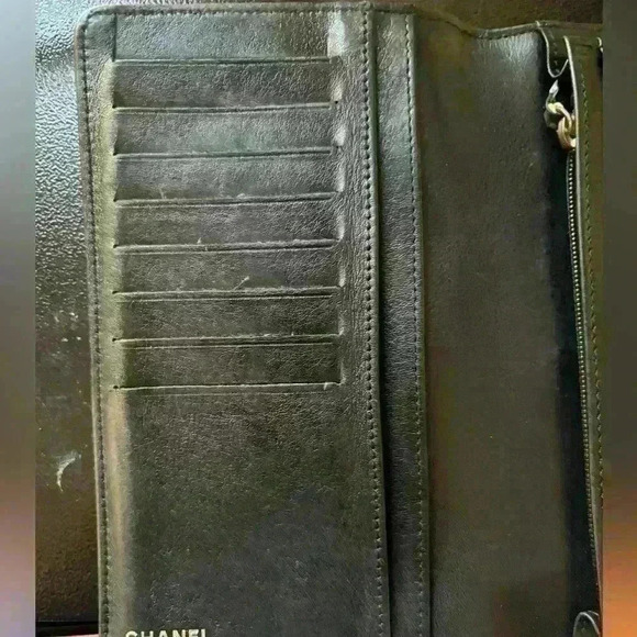 EUC Chanel Ivory quilted wallet. Comes with original ID card.Chanel box included - Picture 3 of 15